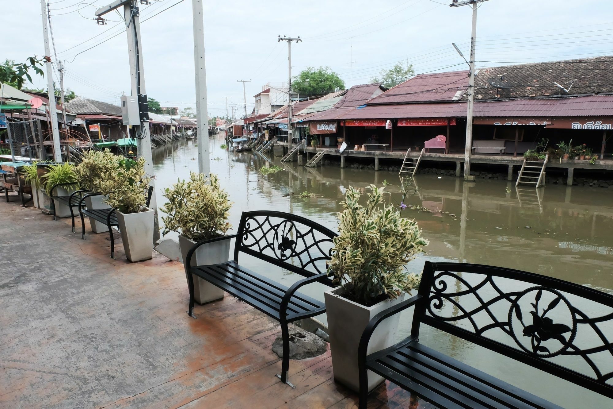Roomquest Rimrabeang At Amphawa Exterior photo
